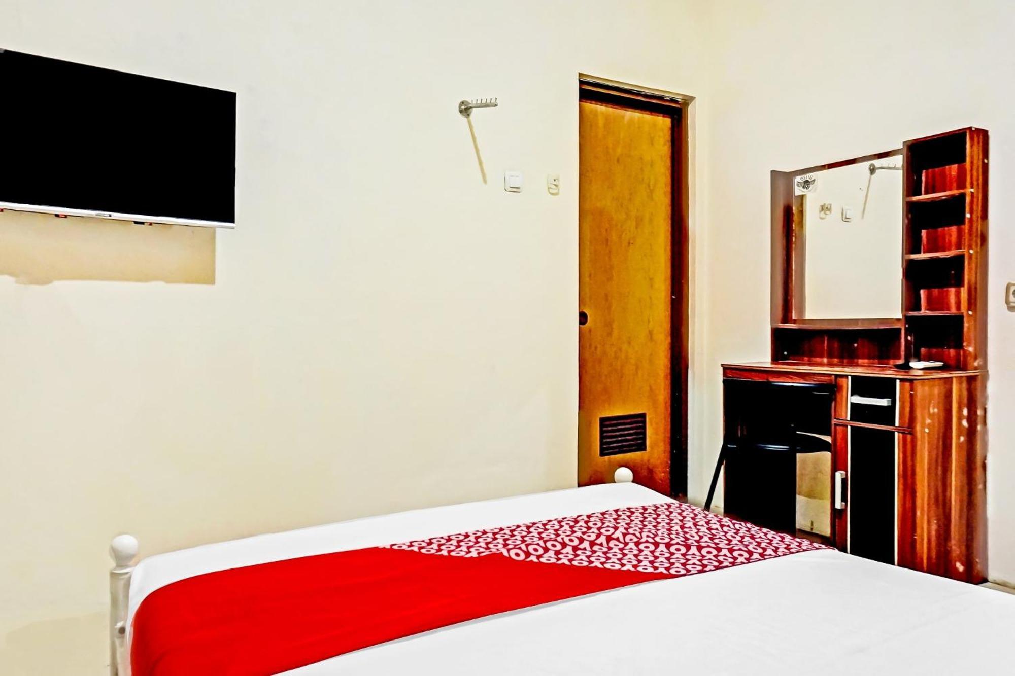 Hotel Oyo 90689 Lily House à Tangerang Extérieur photo