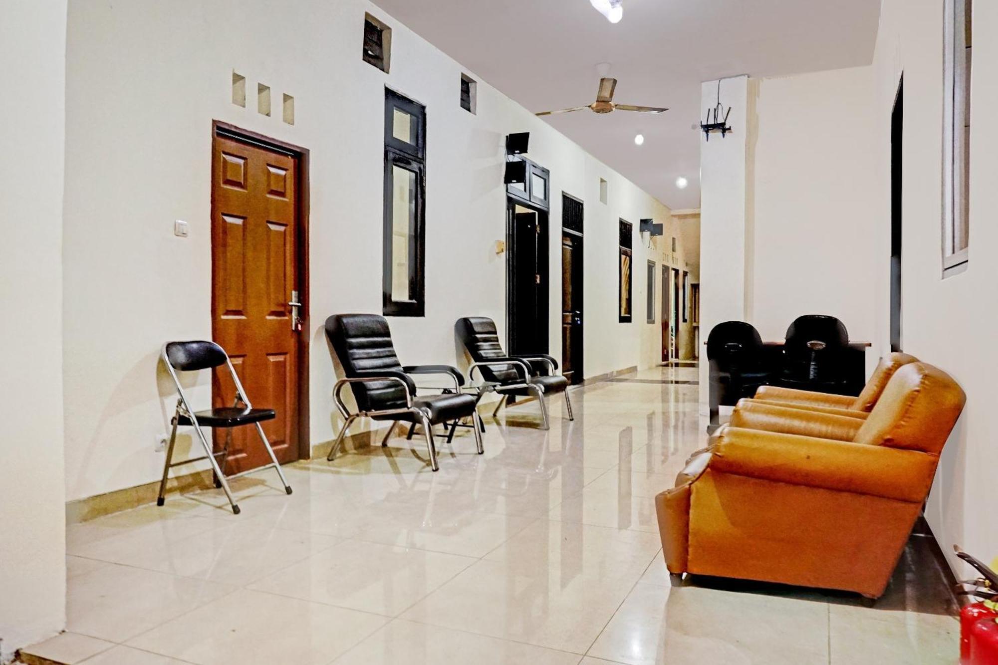 Hotel Oyo 90689 Lily House à Tangerang Extérieur photo